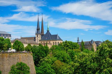 Görüntüde Notre-Dame Katedrali ve Lüksemburg 'daki kale duvarının bir bölümü yer alıyor. 1613 yılında tamamlanan Katedral, şehrin sembolik simgesidir ve çarpıcı manzaralar sunar.