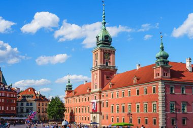 Varşova 'daki Kraliyet Kalesi Polands tarihini sembolize ediyor, çarpıcı mimarisi ve güzel iç mekanları var. 2. Dünya Savaşı 'ndan sonra yeniden inşa edilen bina, sanat koleksiyonları ve önemiyle pek çok turisti cezbediyor..