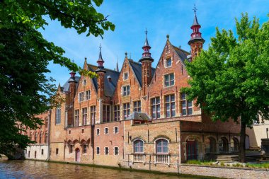 Belçika, Bruges 'ü keşfedin. Resimli kanalların çarpıcı 17. yüzyıl mimarisi ile buluştuğu bir yer. Bu iyi korunmuş şehir tarih severler ve fotoğrafçılar için bir sığınak..