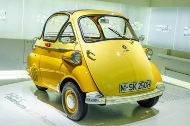 Münih, Almanya, 16.07.2024 - 1955 'ten 1962' ye kadar üretilen BMW Isetta mikroarabası, küçük boyutu ve benzersiz tasarımıyla ünlüdür ve bugün aranan koleksiyon ürünüdür..