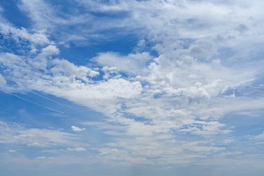 Pofuduk beyaz bulutlarla dolu güzel mavi bir gökyüzü arka planlar, duvar kağıtları ve çeşitli yaratıcı projeler için mükemmel sakin bir atmosfer yaratıyor. Sanatçılar ve tasarımcılar için ideal.