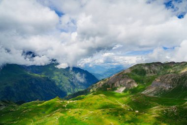 Avusturya, Kaprun 'un büyüleyici güzelliğini deneyimleyin görkemli dağlar ve yemyeşil, doğa severler ve açık hava meraklıları için mükemmel.