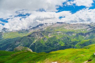 Avusturya 'nın başkenti Kaprun' un çarpıcı dağ manzarasını deneyimleyin, verimli tepeleri, karla kaplı tepeleri ve sakin nehri, Avusturya Alplerinin özünü tek bir güzel manzarayla yakalıyor..