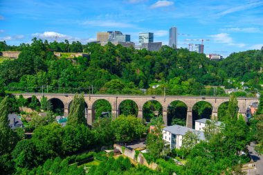 Lüksemburg 'un Lüksemburg şehrinin başkenti Lüksemburg' daki bir UNESCO Dünya Mirası Alanı olan Viaduct, çarpıcı mimarisi ile tanınan önemli bir turistik merkezdir..