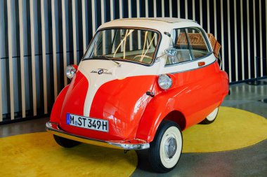 BMW Isetta, 1955-1962 yılları arasında BMW tarafından üretilen popüler bir mikro otomobildir. Isetta, arabanın ön tarafında tek bir kapı bulunan eşsiz tasarımıyla tanınır..
