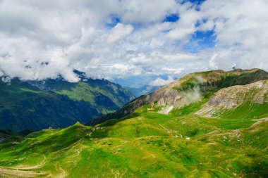 Bu çarpıcı görüntü, Avusturya, Kaprun 'un görkemli güzelliğini gözler önüne seriyor, yemyeşil tepeler ve nefes kesici bir manzara yaratan yüksek dağlar, açık hava aktiviteleri için mükemmel..