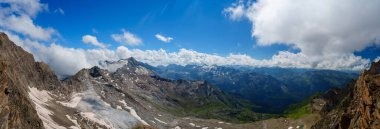 Bu çarpıcı panoramik görüntü Avusturya 'nın Kaprun kentindeki görkemli Hohe Tauern Ulusal Parkı' nı yakalar. Karla kaplı dağlar, yemyeşil vadiler ve el değmemiş göller doğa severler için cenneti tanımlar..