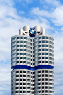 Münih, Almanya, 16.07.2024 - BMW Genel Merkezi, modern yenilikleri sembolize eden ikonik Olimpiyat Parkı yakınlarında bulunan cam ve çelikten yapılmış çarpıcı bir mimari mucizedir..