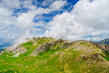 Yeşil tepeleri ve görkemli dağlarıyla Avusturya, Kaprun 'un nefes kesici güzelliğini görün. Bu çarpıcı manzara doğanın sükunetini ve çekiciliğini yansıtıyor..
