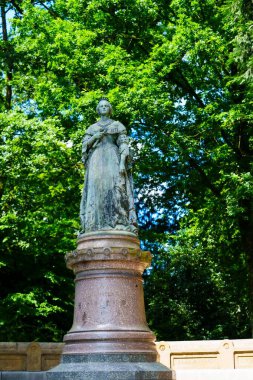 Grandüşes Charlotte 'un bronz bir heykeli Lüksemburg' da bir parkta duruyor. Heykel, Lüksemburglu heykeltıraş Auguste tarafından yapılmış ve 1930 yılında hizmete açılmıştır..