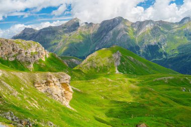 Avusturya, Kaprun 'un büyüleyici doğal güzelliğini görkemli Alpler' in büyüleyici görüntüsüyle yaşayın. Resimli manzara bu büyüleyici mekanın özünü yakalıyor..