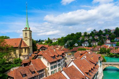 Nydegg Kilisesi ve Aare Nehri 'nin yer aldığı Bern, İsviçre' nin çarpıcı şehir manzarasını keşfedin. Bu UNESCO Dünya Mirası Sitesi tarih, kültür ve doğal güzellik açısından zengindir..