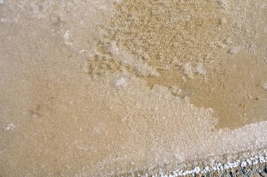 Güney Fransa 'da deniz suyunun buharlaşmasının canlı tuz düzlükleri yarattığı şaşırtıcı küçük tuz göllerini keşfedin. Bu eşsiz manzaralar deniz tuzu koleksiyonu ve üretimi için çok önemlidir..