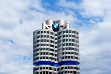 Münih, Almanya, 21.07.2024 BMW Müzesi 'nde BMW otomobiller ve motosikletler sergilenmektedir. 1973 'te açılan araçta, sembolik BMW 328 ve BMW M1 de dahil olmak üzere 120' den fazla araç yer alıyor..