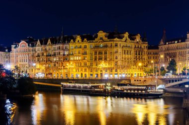 Vltava Nehri Çek Cumhuriyeti 'nin Prag kentinin kalbinden akar, birçok tarihi bina ve simgenin yanından geçer ve başkenti ziyaret edenler için popüler bir turizm merkezidir..