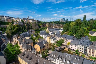 Lüksemburg, Lüksemburg 'un nefes kesici panoramik şehir manzarası, tarihi mimarisini, manzaralı parklarını ve şehri çevreleyen çarpıcı doğa manzarasını vurguluyor..