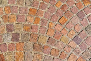 Görüntü, kırmızı kaldırım taşından bir kaldırım dokusu içeriyor. Her taş gölgeli ve klasik bir ringa kemiği deseni sergiliyor, ona eski ve yıpranmış bir cazibe veriyor..