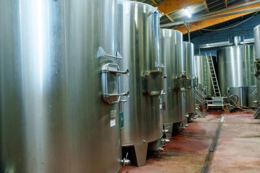 Modern bir şarap fabrikasında bir dizi paslanmaz çelik fermantasyon tankı. Bu tanklar tüketici talebini karşılamak için depolama, fermantasyon ve yüksek kaliteli şarap üretimi için gereklidir..