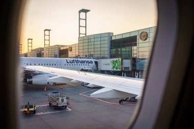 Frankfurt, Almanya, 20.09.2024 - Havaalanı terminali ve biniş sürecinin büyüleyici bir pencere görüntüsü, seyahat ve ulaşım heyecanını gözler önüne seriyor.