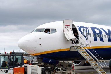 Tallinn, Estonya, 30.03.2024 - Modern bir Ryanair yolcu uçağı havaalanında hazır, hava yolculuklarında verimlilik ve konfor sergiliyor, gezginler ve iş ilanları için mükemmel.
