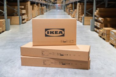 Tallinn, Estonya, 23.09.2023 - Bir depodaki Ikea karton kutular verimli lojistik ve envanter yönetimini gösteriyor, tedarik zinciri operasyonlarının özünü vurguluyor.