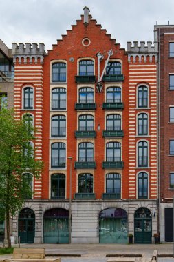 Antwerp, Belçika 'nın mimari güzelliğini bu tarihi depo görüntüsüyle keşfedin. Eşsiz tuğla işi Antwerp, Belçika 'nın kentsel cazibesini vurguluyor..