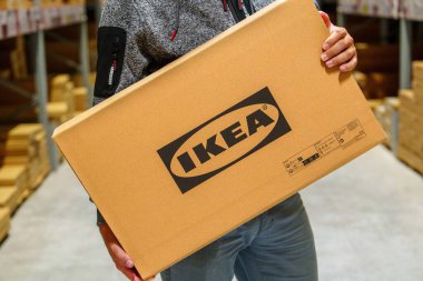 Tallinn, Estonya, 23.09.2023 - Ikea, bir depoda nakliyeye hazır bir çanta taşıyor. Kutu kolay montaj için tasarlandı, kullanışlı ev eşyaları sergileniyor..