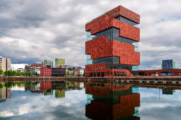 Antwerp, Belçika 'yı, suya yansıyan MAS Müzesi' nin çarpıcı bir görüntüsüyle keşfedin. Bu mimari mücevher şehrin canlı kültürünü ve modern ruhunu yansıtıyor..