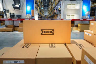 Tallinn, Estonya, 23.09.2023 - Ikea Paketleri bir depoda, sevkiyata hazır. Bu resim küresel ticaretteki lojistik işlemleri ve ticari dağıtımı gösteriyor.