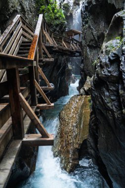 Kaprun, Avusturya 'daki Sigmund Thun Klamm' ı keşfedin, nefes kesici şelaleler ve doğada heyecan verici bir deneyim sağlayan ahşap yürüyüş yolları.