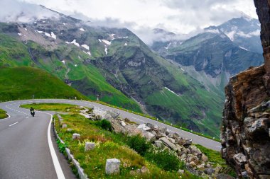 Grossglockner High Alpine Yolu 'nda motosiklet turu, Zell am See, Kaprun, Avusturya yakınlarında. Göz kamaştırıcı dağ manzarasının ve doğanın kalbinde unutulmaz bir maceranın tadını çıkarın..