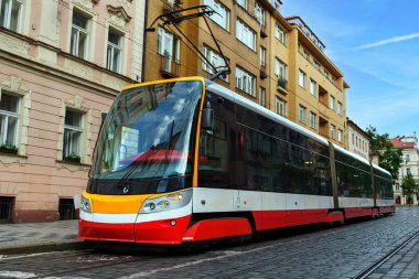 Prag boyunca ilerleyen kırmızı, beyaz ve sarı tramvay tarihi bir şehirde kentsel ulaşımı gösteriyor. Avrupa 'da seyahat ve turizm temaları için uygundur, reklam için harikadır..