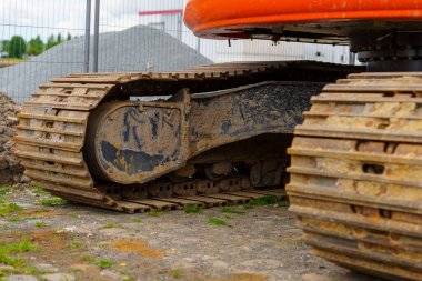 İnşaat alanındaki kazı alanlarının yakınlaştırılması dayanıklılıklarını ve çekişlerini gösteriyor. İnşaat ve mühendislik projeleri için idealdir, bu görsel etkinlik sırasında ağır ekipmanları vurgular.