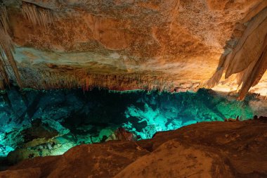Mallorca 'da bir yeraltı gölünün çarpıcı güzelliğini keşfedin. Bu büyüleyici sahne eşsiz jeolojik oluşumlar ve ruhani ışıltılar sergiliyor. Seyahat ve doğa meraklıları için mükemmel..