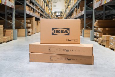 Tallinn, Estonya, 23.09.2023 - Ikea, geniş bir depoda düzenlenmiş karton kutular, dağıtım ve nakliye işlemleri için verimli lojistik yönetimini gösteriyor.