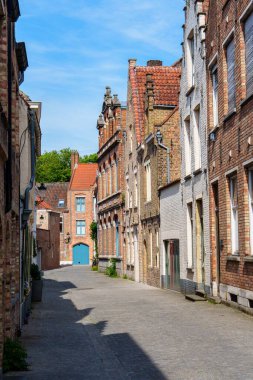 Brugge, Belçika 'nın çekiciliğini keşfedin. Bu büyüleyici görüntü eşsiz mimarisini gözler önüne seriyor. Turizmi desteklemek ve Brugge 'deki Avrupa kentsel yaşamının özünü yakalamak için mükemmel..