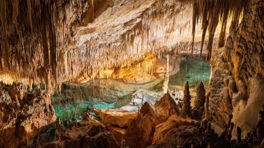 Mallorica 'daki çarpıcı Drach Mağaralarını keşfedin. İnanılmaz sarkıtlara ve sakin bir turkuaz göle tanık olun. Mallorica 'nın doğal güzelliklerini gözler önüne seriyor..