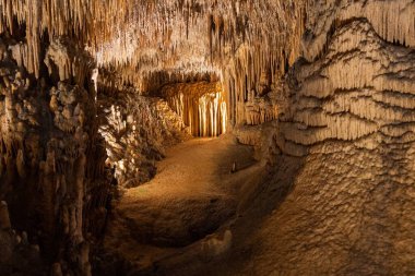 Mallorica 'daki nefes kesici mağara sistemini keşfetmek, çarpıcı sarkıtlar ve dikitler sergiliyor. Bu manzara fotoğrafı Mallorica 'nın doğal güzelliğini ve macerasını özetliyor..