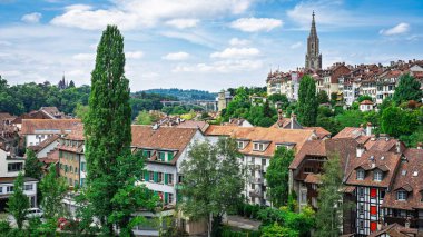 Bern, İsviçre 'nin güzelliğini keşfedin, eski şehrin mimarisi, canlı yeşillik ve ikonik kule, seyahat broşürleri ve web siteleri için mükemmel hale getiriyor..