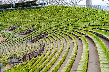 Spor etkinlikleri ve konserler için tasarlanmış yeşil koltuklu büyük bir stadyum. Eğlence mekanlarında promosyon malzemeleri ve etkinlik planlama kavramları için mükemmel..