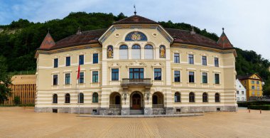 Vaduz, Lihtenştayn 'daki Landtag binasının mimari güzelliğini keşfedin. Lihtenştayn 'ın kalbinde, turistler için mükemmel bir yönetim ve kültür sembolü..