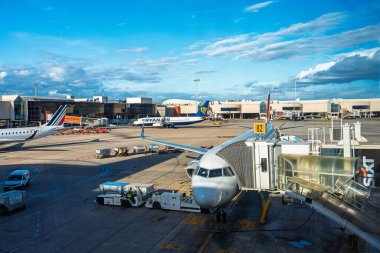 Palma de Mallorca, İspanya, 30.09.2024 - Ryanair ve Air France havayolları Palma de Mallorca Havalimanı 'nda, Avrupa' nın hareketli bir tatil beldesinde seyahat ve turizm sergilenmektedir..