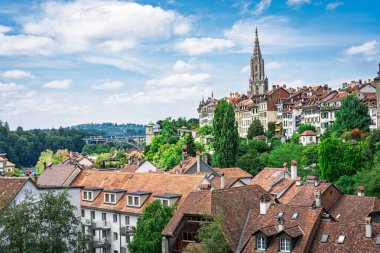 İsviçre, Bern 'in büyüleyici güzelliğini bu çarpıcı şehir manzarası fotoğrafıyla keşfedin. İsviçre kültür ve mirasını sergileyen seyahat projeleri veya web siteleri için mükemmel.