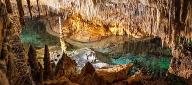 Mallorica 'daki Drach Mağaralarını keşfedin, nefes kesici sarkıtlar, dikitler ve büyüleyici yeraltı gölleri. Mallorica 'da görülmesi gereken bir jeolojik mucize.