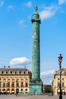Vendome Sütunu keşfedin, Fransa 'nın Paris şehrinde tarihi bir dönüm noktası. Place Vendome 'daki bu ikonik anıt Paris kültürü ve mimarisini sergileyen turistler için görülmesi gereken bir yer..