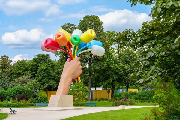 Jeff Koons 'un Paris' teki Lale Buketini keşfedin. Sanat ve anıları sembolize eden canlı bir heykel. Eşsiz bir Paris deneyimi arayan sanat severler için mükemmel..