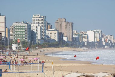 Rio de Janeiro, Brezilya 'daki Leblon Plajı - 18 Mayıs 2022: Rio de Janeiro' da güneşli bir öğleden sonra Leblon Plajı.