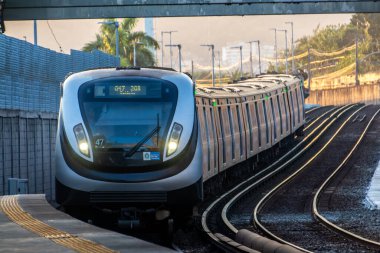 Rio de Janeiro, Brezilya 'da metro treni - 07 Eylül 2022: Metro treni Rio de Janeiro' daki bir istasyona yanaşıyor..