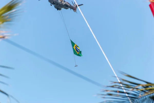 Ελικόπτερο Σημαία Της Βραζιλίας Στην Copacabana Στο Ρίο Ντε Τζανέιρο — Φωτογραφία Αρχείου