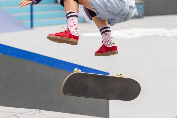 在巴西里约热内卢的一个滑板公园里玩滑板的女孩 — 图库照片